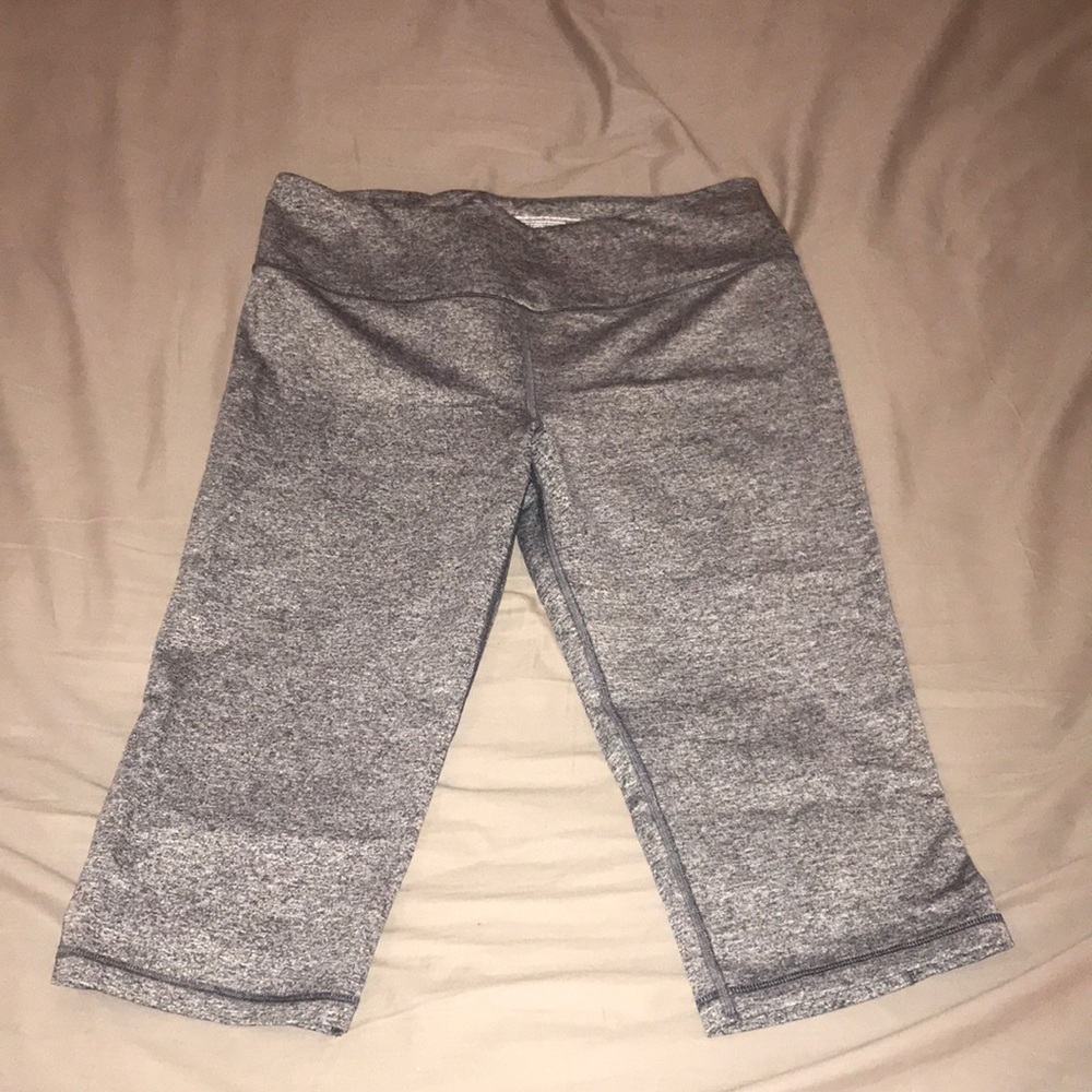 Victoria’s Secret (VSX) cropped leggings